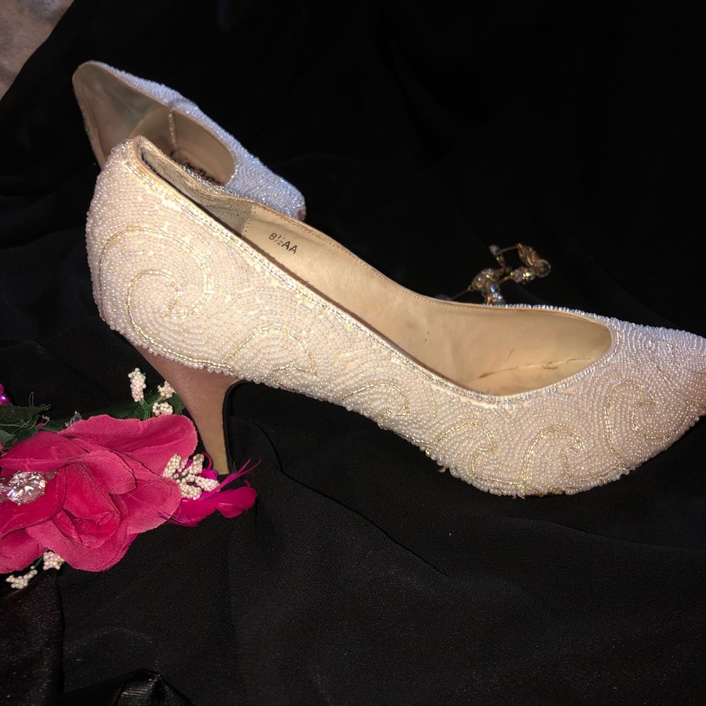 seed pearl white pumps size 8 1/2 AA